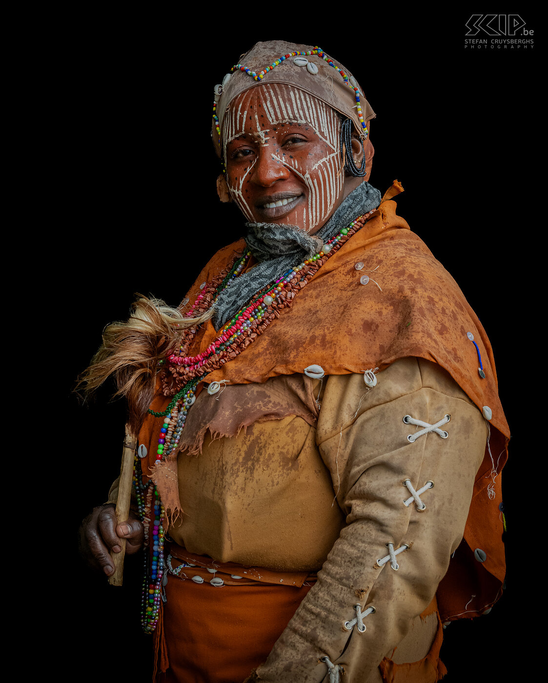 Kikuyu woman In Kenya, only people from the Maasai, Samburu, Turkana and El Mole tribes live quite traditionally. The Kikuyu or Gikuyu are the largest ethnic group in Kenya and they only wear their traditional clothing and body paintings during special ceremonies. However, at Thomsons Falls there are a number of Kikuyu people posing for tourists in their traditional costumes. Stefan Cruysberghs